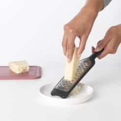 Brabantia Tasty+ Rasp - Met Beschermhoes - Dark Grey 12 Brabantia Tasty+ Rasp - Met Beschermhoes - Dark Grey -Brabantia 1197x1200