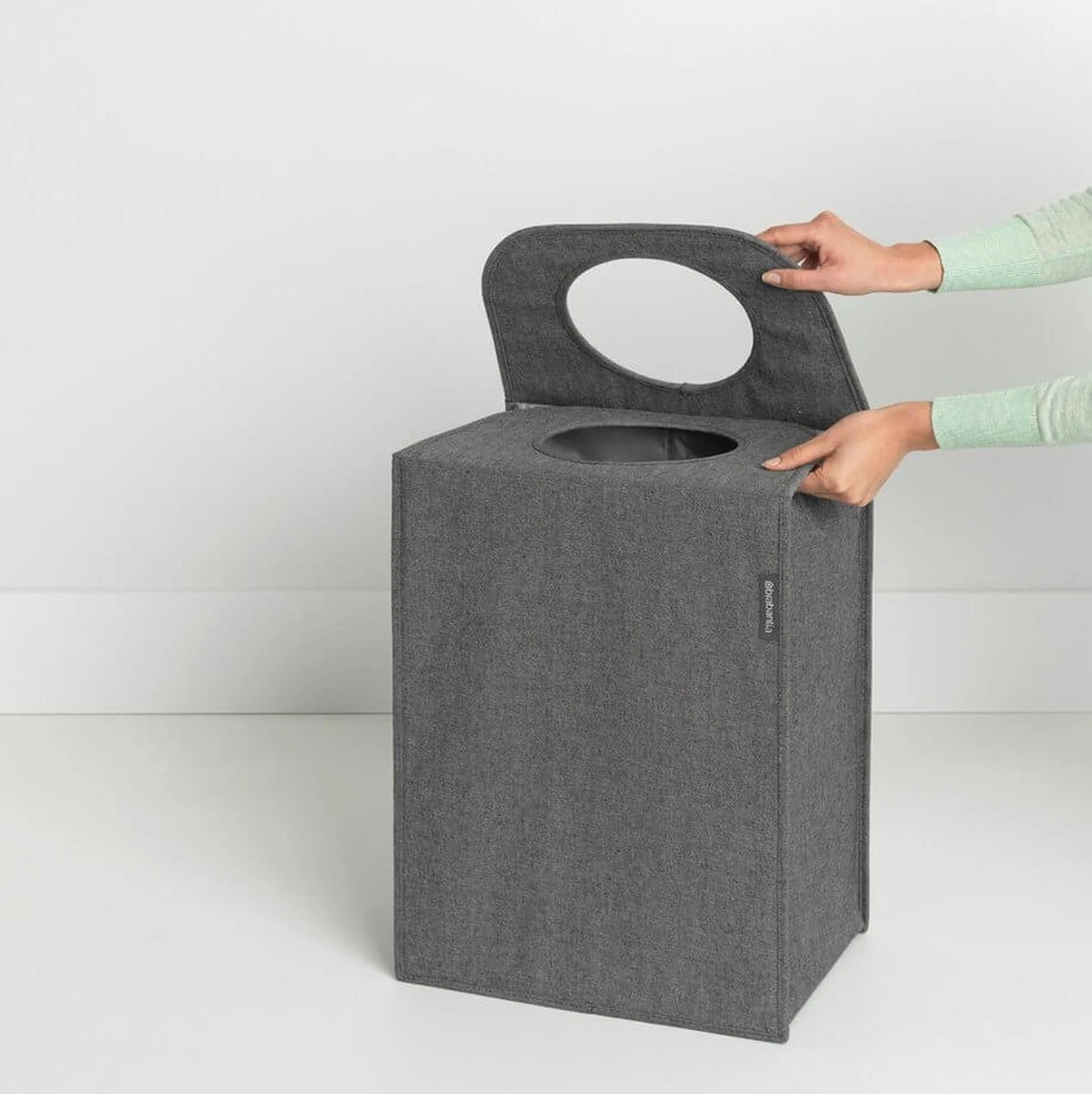 Brabantia Wasmand Met Deksel - 55 L - Pepper Black 7 Brabantia Wasmand Met Deksel - 55 L - Pepper Black - Afbeelding 5