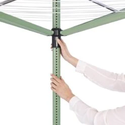 Brabantia Lift-O-Matic Droogmolen Met Metalen Grondanker, Beschermhoes, Wasknijpertasje En Wasknijpers - 50 M - Leaf Green -Brabantia 1200x1200 236