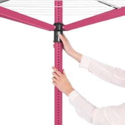 Brabantia Lift-O-Matic Droogmolen Met Metalen Grondanker, Beschermhoes, Wasknijpertasje En Wasknijpers - 50 M - Spring Pink -Brabantia 1200x1200 328