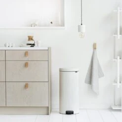 Brabantia NewIcon Prullenbak - 30 L - White 18 Brabantia NewIcon Prullenbak - 30 L - White -Brabantia 1200x1200 335