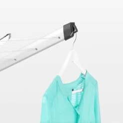 Brabantia Lift-O-Matic Advance Droogmolen Met Kunststof Betonanker, Beschermhoes En Wasknijpertasje - 60 M - Metallic Grey -Brabantia 1200x1200 454