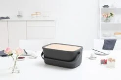 Brabantia Nic Broodtrommel - Met Bamboe Deksel - Dark Grey 25 Brabantia Nic Broodtrommel - Met Bamboe Deksel - Dark Grey -Brabantia 1200x799 114