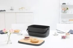 Brabantia Nic Broodtrommel - Met Bamboe Deksel - Dark Grey 29 Brabantia Nic Broodtrommel - Met Bamboe Deksel - Dark Grey -Brabantia 1200x799 117