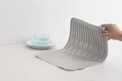 Brabantia SinkSide Afdruipmat - Siliconen - Mid Grey 12 Brabantia SinkSide Afdruipmat - Siliconen - Mid Grey -Brabantia 1200x799 39