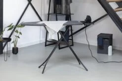 Brabantia Strijkplank C - Met Strijkijzerhouder - 124 X 45 Cm - Denim Black -Brabantia 1200x799 67