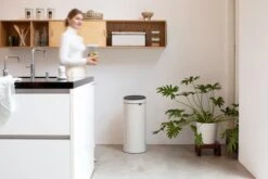 Brabantia Touch Bin Prullenbak - 30 L - Soft Beige -Brabantia 1200x800 43