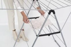 Brabantia HangOn Droogrek Inklapbaar - 25 Meter - Metallic Grey 29 Brabantia HangOn Droogrek Inklapbaar - 25 Meter - Metallic Grey -Brabantia 1200x800 63