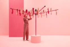 Brabantia Lift-O-Matic Droogmolen Met Metalen Grondanker, Beschermhoes, Wasknijpertasje En Wasknijpers - 50 M - Spring Pink -Brabantia 1200x800 71