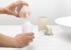 Brabantia ReNew Zeepdispenser - 250 Ml - Soft Beige 11 Brabantia ReNew Zeepdispenser - 250 Ml - Soft Beige -Brabantia 1200x854
