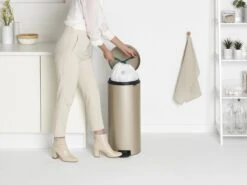Brabantia NewIcon Prullenbak - 30 L - Metallic Gold -Brabantia 1200x899 19