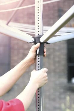 Brabantia Lift-O-Matic Droogmolen - Met Metalen Grondanker, Beschermhoes, Wasknijpertasje En Wasknijpers - 40 M - Metallic Grey -Brabantia 799x1200 158