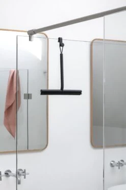 Brabantia ReNew Douchewisser - Met Deurhaak - Dark Grey 6 Brabantia ReNew Douchewisser - Met Deurhaak - Dark Grey -Brabantia 799x1200 178