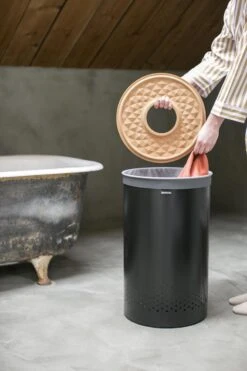 Brabantia Wasmand Met Deksel - 60 L - Matt Black / Kurken Deksel -Brabantia 799x1200 43
