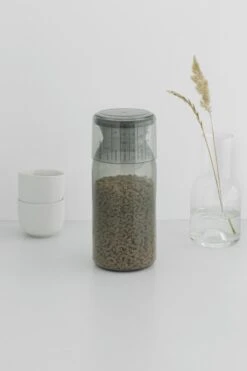 Brabantia Voorraadbussen Met Maatbeker Set Van 2 - 1,3 L - Dark Grey 18 Brabantia Voorraadbussen Met Maatbeker Set Van 2 - 1,3 L - Dark Grey -Brabantia 799x1200 50