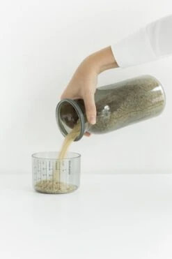 Brabantia Voorraadbussen Met Maatbeker Set Van 2 - 1,3 L - Dark Grey 19 Brabantia Voorraadbussen Met Maatbeker Set Van 2 - 1,3 L - Dark Grey -Brabantia 799x1200 51