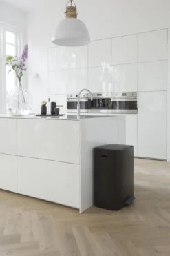 Brabantia Bo Prullenbak - 60 L - Met 80 Vuilniszakken - Matt Black -Brabantia 799x1200 77