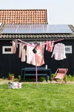 Brabantia Lift-O-Matic Droogmolen Met Metalen Grondanker, Beschermhoes, Wasknijpertasje En Wasknijpers - 50 M - Spring Pink -Brabantia 800x1200 12