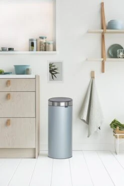 Brabantia Touch Bin Prullenbak - 30 L - Metallic Mint / Matt Steel Fingerprint Proof Deksel -Brabantia 800x1200 23