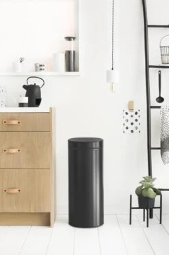 Brabantia Touch Bin Prullenbak - 30 L - Matt Black -Brabantia 800x1200 31