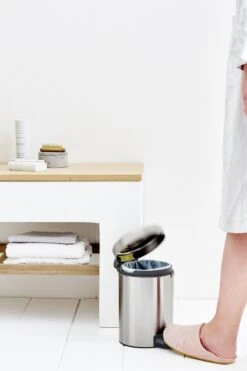 Brabantia NewIcon Prullenbak - 3 L - Matt Steel 23 Brabantia NewIcon Prullenbak - 3 L - Matt Steel -Brabantia 800x1200 7