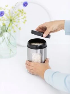 Brabantia Voorraadbus - 1,4 L - Matt Steel Fingerprint Proof / Matt Black Deksel - Met Venster 18 Brabantia Voorraadbus - 1,4 L - Matt Steel Fingerprint Proof / Matt Black Deksel - Met Venster -Brabantia 895x1200